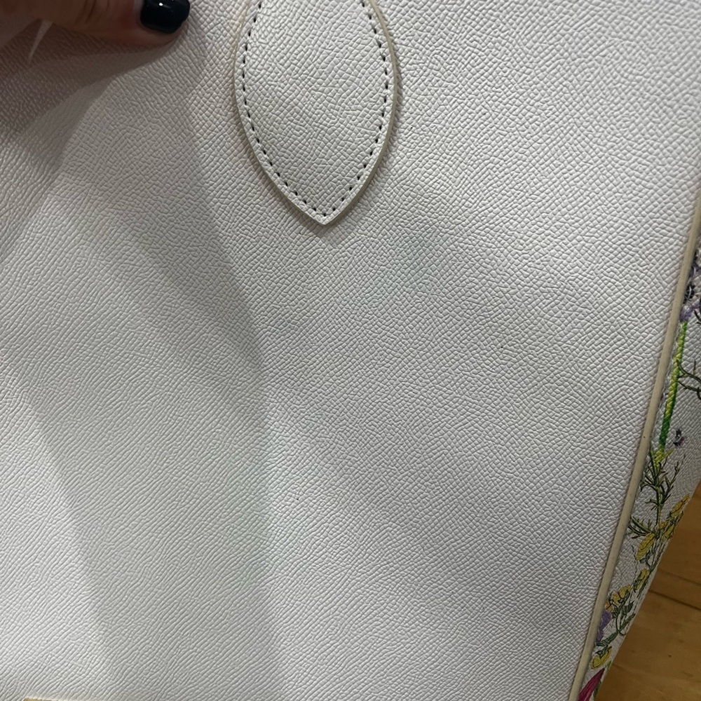 🆕Betsey Johnson Elegant White Tote Bag with Gold Chain Accent - Picture 9 of 10